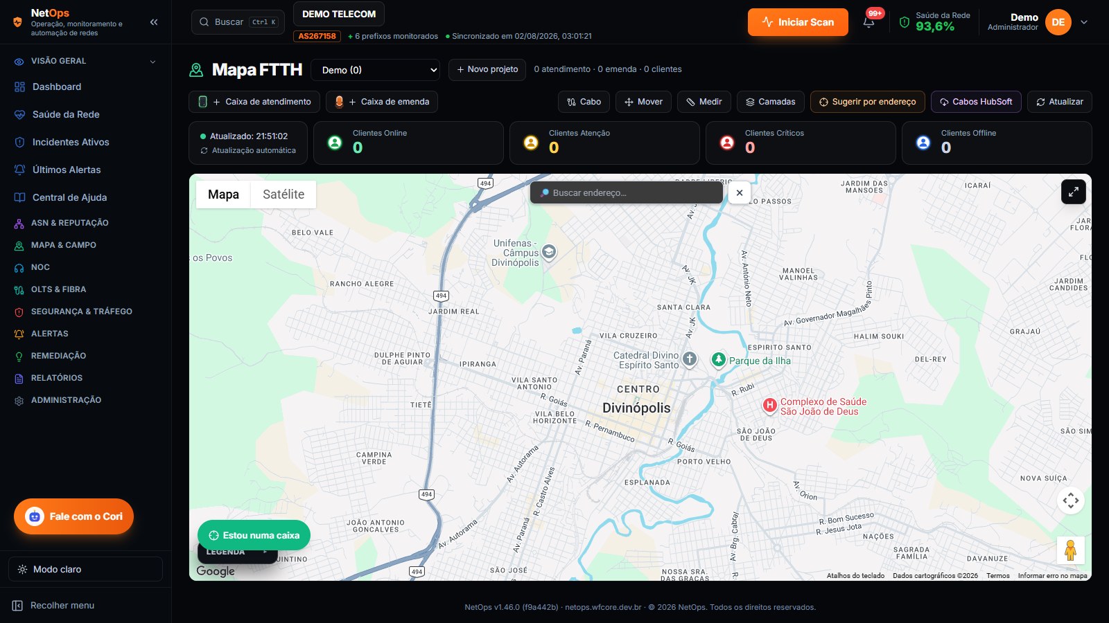 Tela real do NetOps360 com o mapa FTTH: caixas de atendimento e emenda sobre o mapa da cidade, status de clientes por região